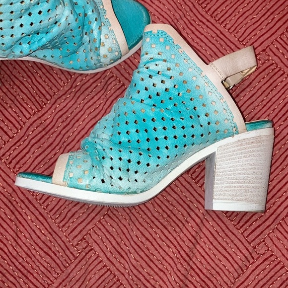 Unity in Diversity turquoise and Cream Heels with Chunky Heel - Picture 12 of 16